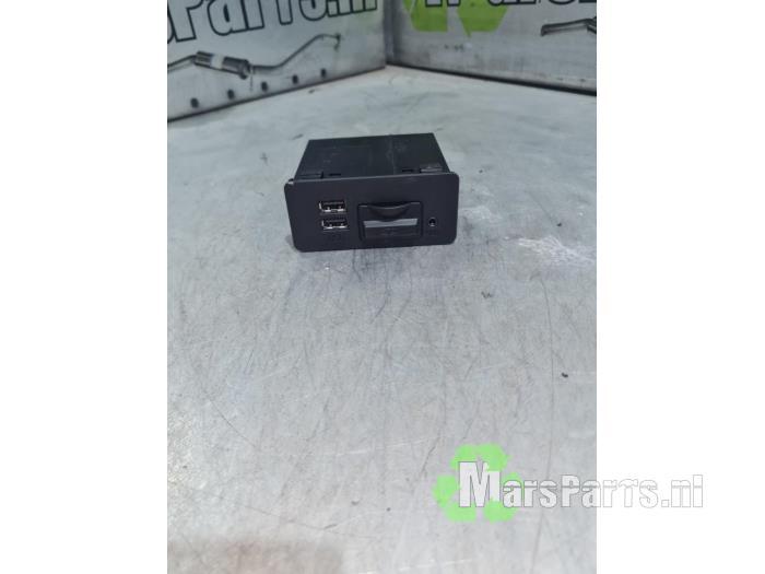 AUX/USB aansluiting van een Mazda 3, Gebruikt, -, -, Ophalen of Verzenden