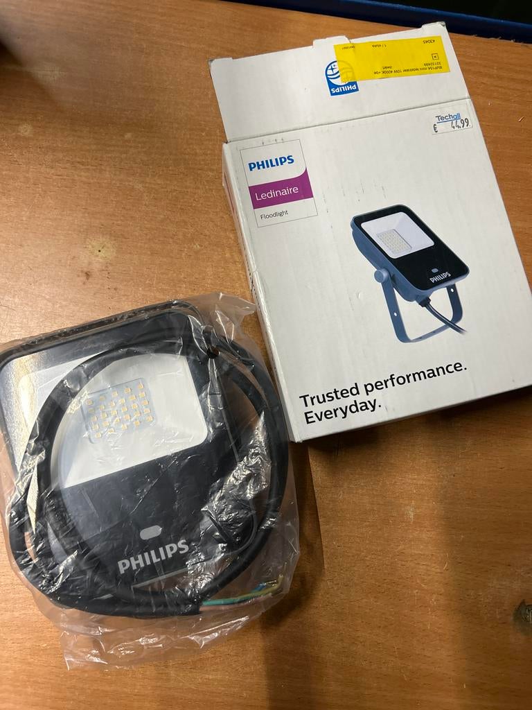 Philips Ledinaire Floodlight 10W - Nieuw in doos, Minder dan 50 watt, Ophalen of Verzenden, Lamp met armatuur, Nieuw