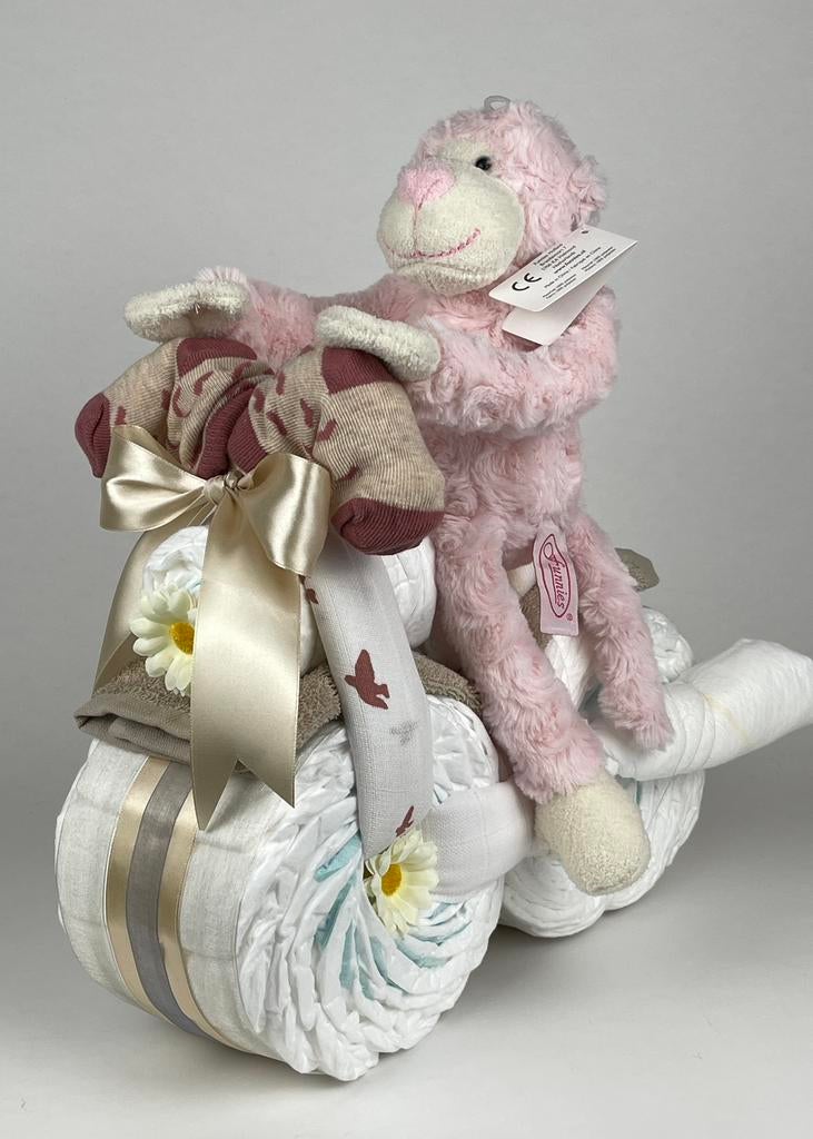 Luiertaart motor luiermotor meisje aap roze, Ophalen of Verzenden, Nieuw, Kraamcadeau