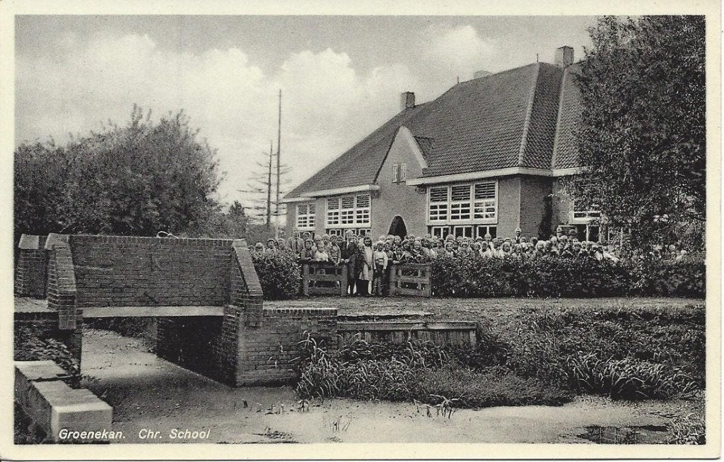 Groenekan (Utr.) Chr. School, veel Volk, ca. 1925, Verzamelen, Ansichtkaarten | Nederland, Ophalen of Verzenden, 1920 tot 1940