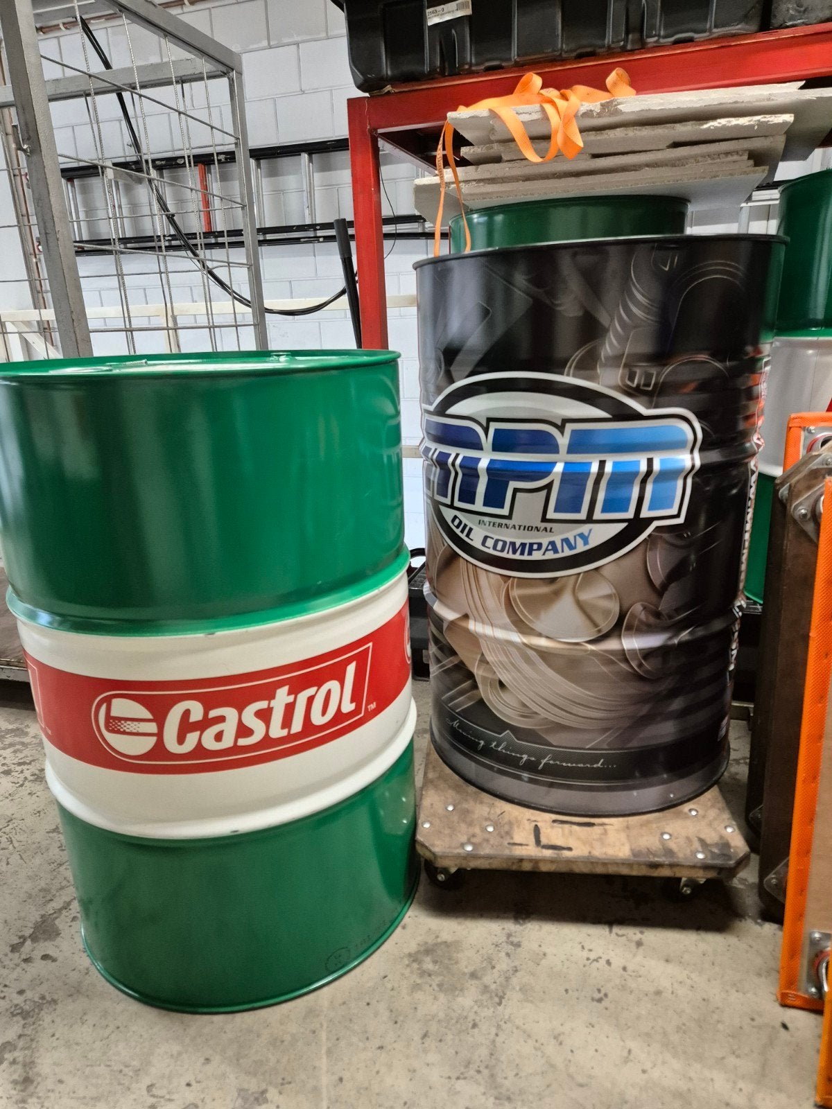 Decoratieve olievaten (Castrol en RPM), Ophalen, Gebruikt, Meerkleurig, Metaal