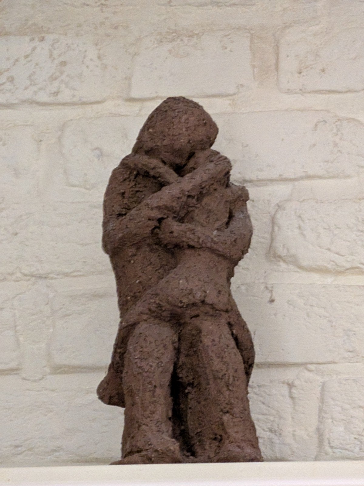 Abstract sculptuur van omhelzend paar, Groep mensen, Ophalen of Verzenden, Handgemaakt, 20 - 50 cm