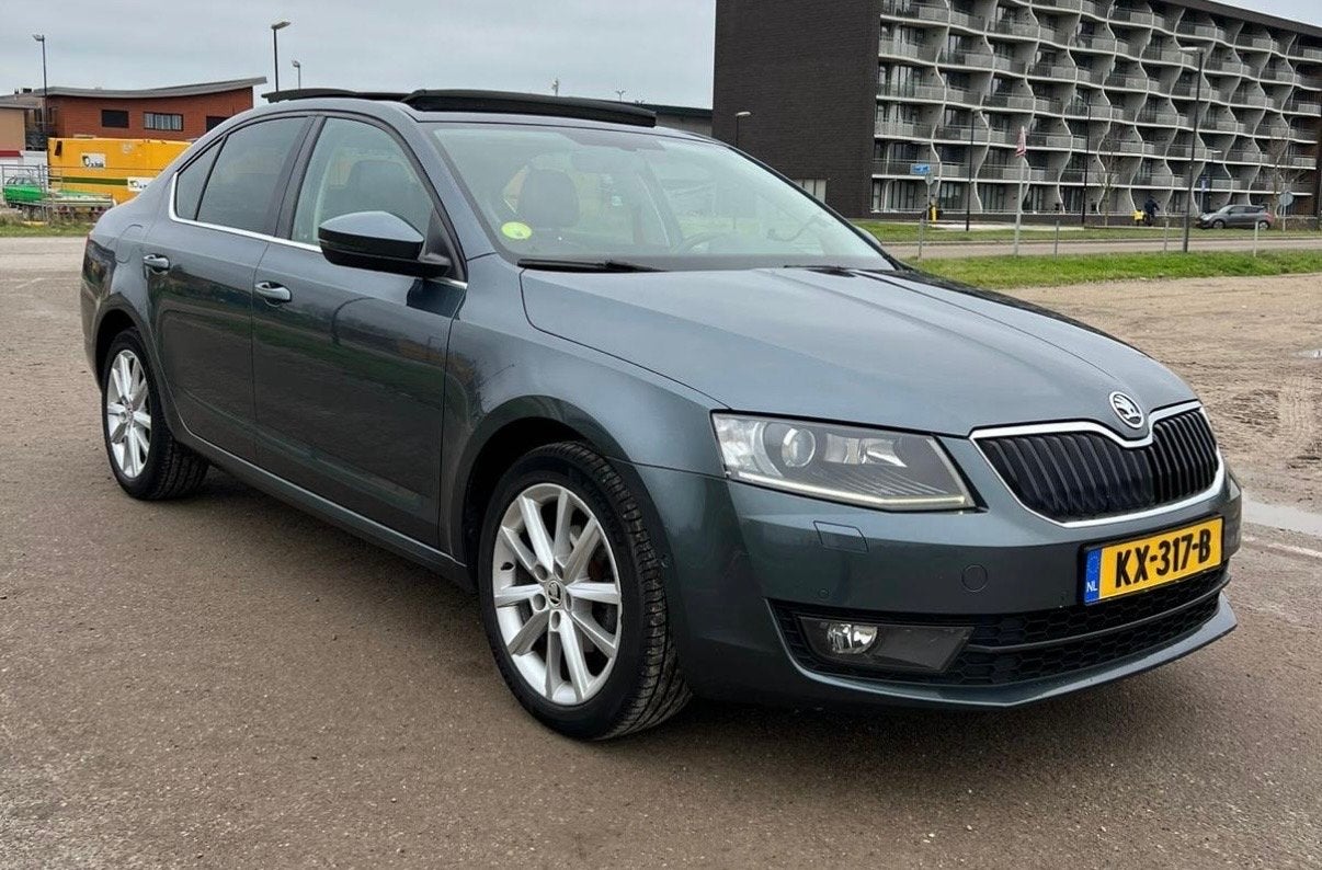 Skoda Octavia 1.6 TDI 81KW Dsg-7 2016 Grijs, Auto's, Zwart, 4 cilinders, Origineel Nederlands, 26 km/l