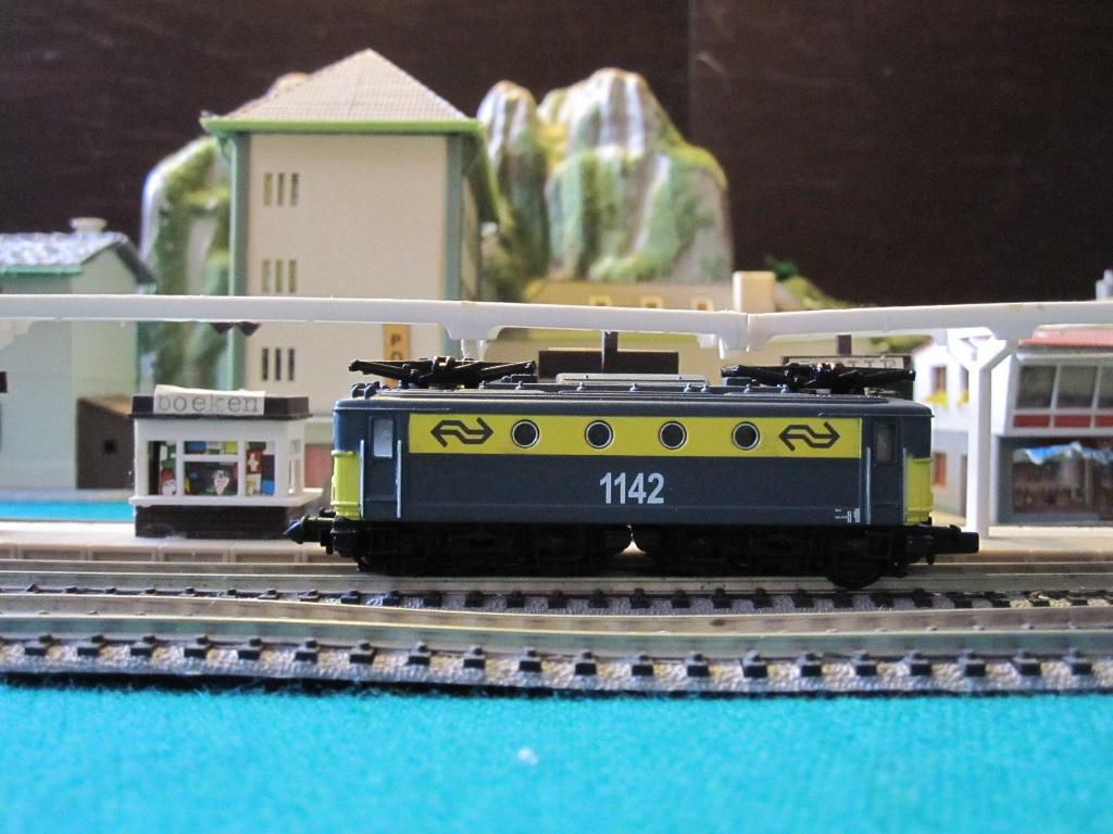 NS locomotief 1100 model 1950-1956 in nieuwe huisstijl., Verzamelen, Spoorwegen en Tramwegen, Ophalen of Verzenden, Nieuw, Trein