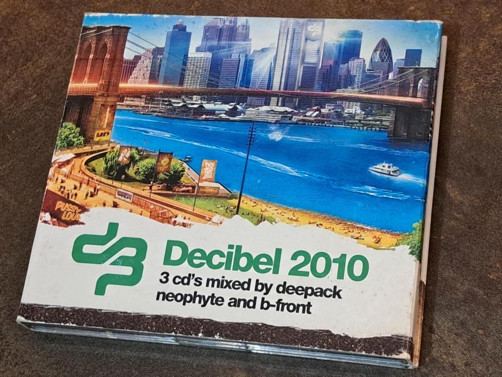 3CD / Dance - Hardstyle "Decibel 2010", Ophalen of Verzenden, Gebruikt, Dance Populair