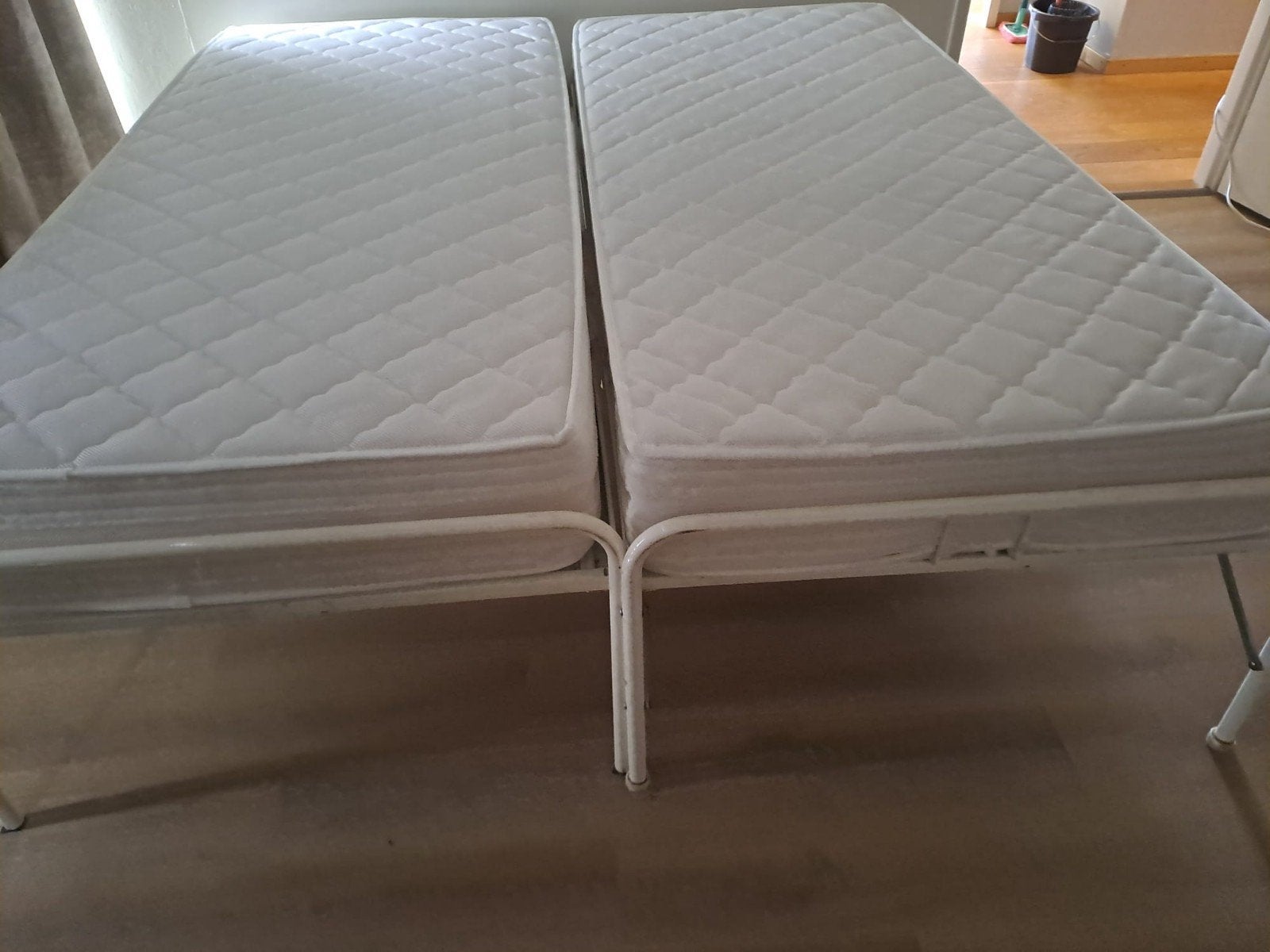 Uitschuifbaar bed / logeerbed met 2 matrassen, Ophalen, Modern en functioneel, Wit, Tweepersoons