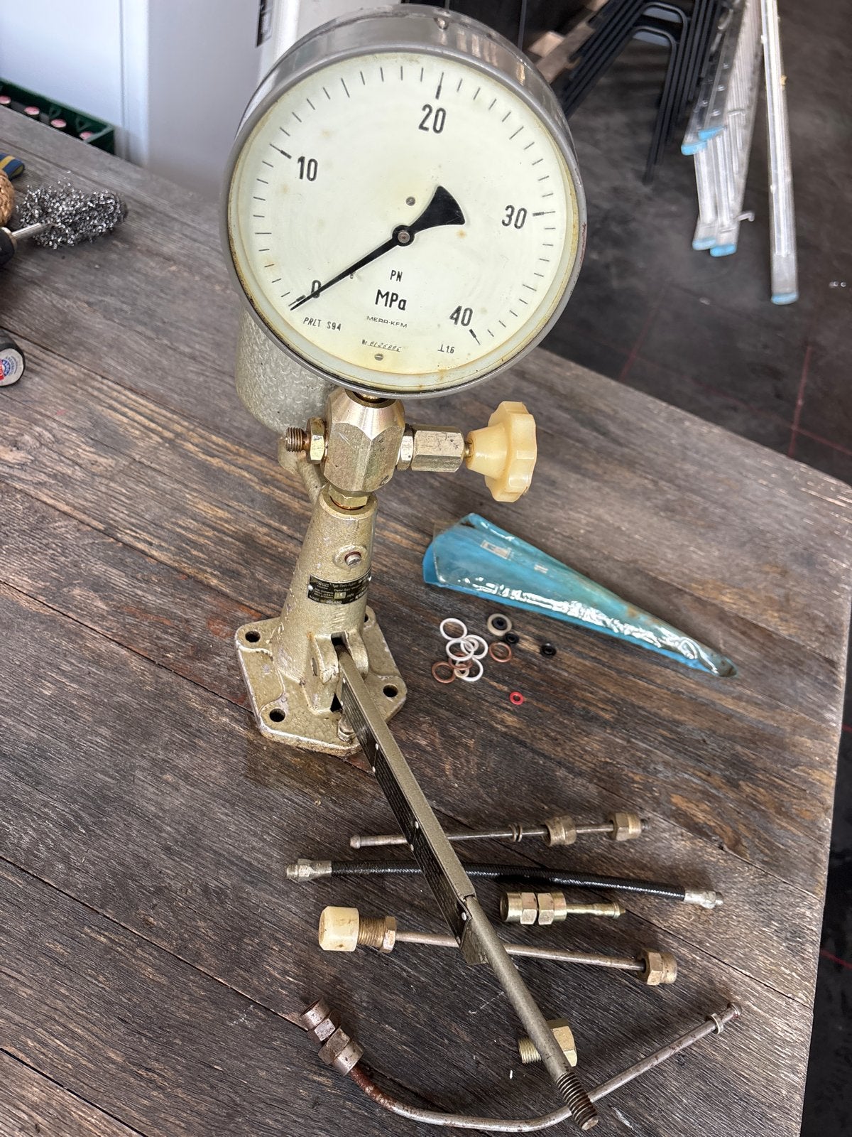 WSK Krakow Brandstof Injector Tester met Accessoires, Antiek en Kunst, Antiek | Gereedschap en Instrumenten, Ophalen