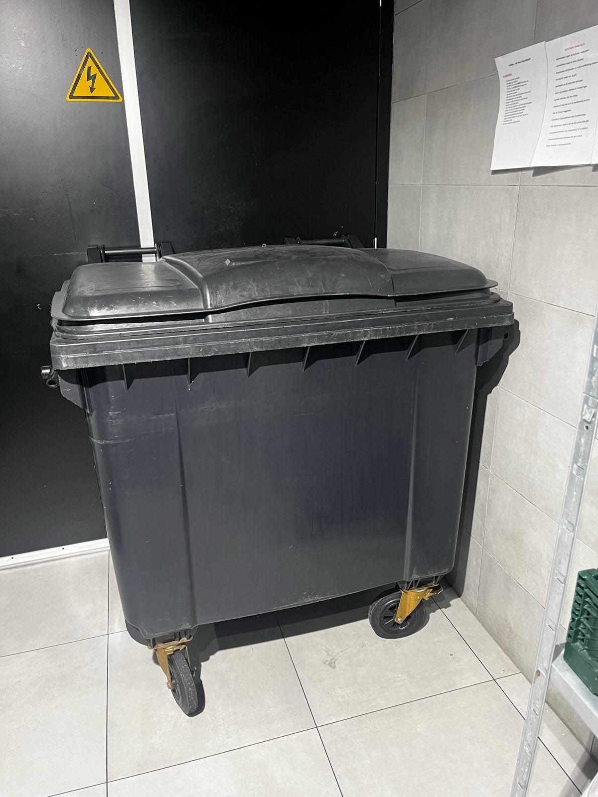 Grote afvalcontainer 1100 liter met wielen container, Ophalen, Kunststof, Gebruikt, 40 liter of meer
