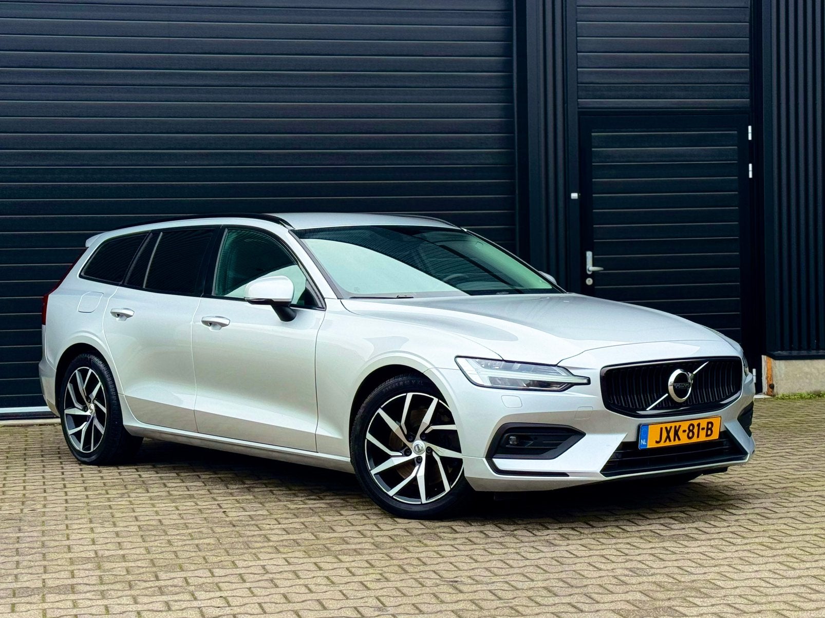 Volvo V60 T5 Momentum pro, 250PK, 1e-Eigenaar, Carplay, LED, Auto's, Volvo, Parkeerassistent, 1608 kg, 4 cilinders, 1969 cc