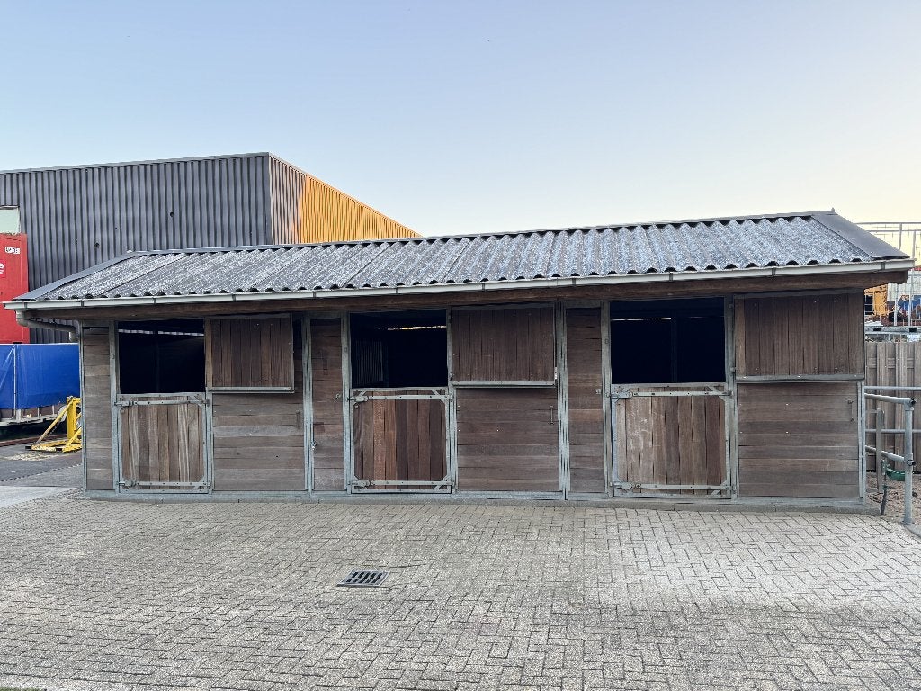 zeer degelijke hardhouten paardenstal met 3 boxen - INORKO, Stalling