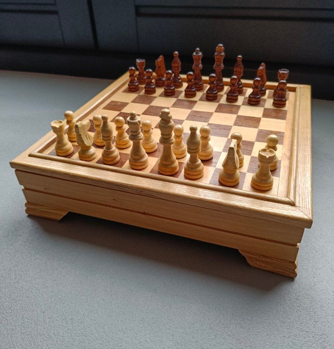 Prachtig verhoogd houten schaakbord met schaakstukken, Ophalen of Verzenden, Zo goed als nieuw, Schaken