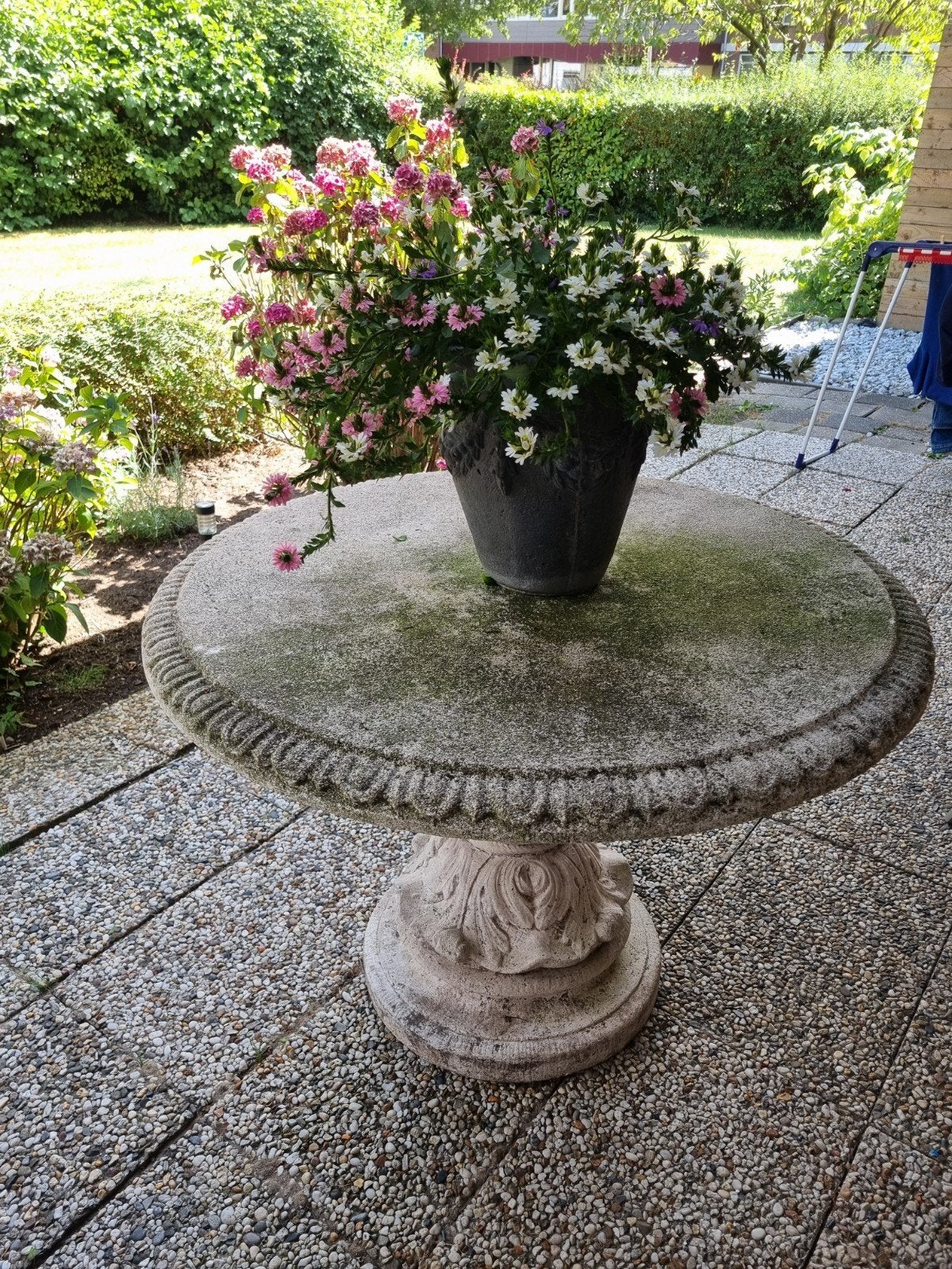Klassieke ronde stenen tuintafel met acanthusmotief, Ophalen of Verzenden, Gebruikt, Rond, Overige materialen