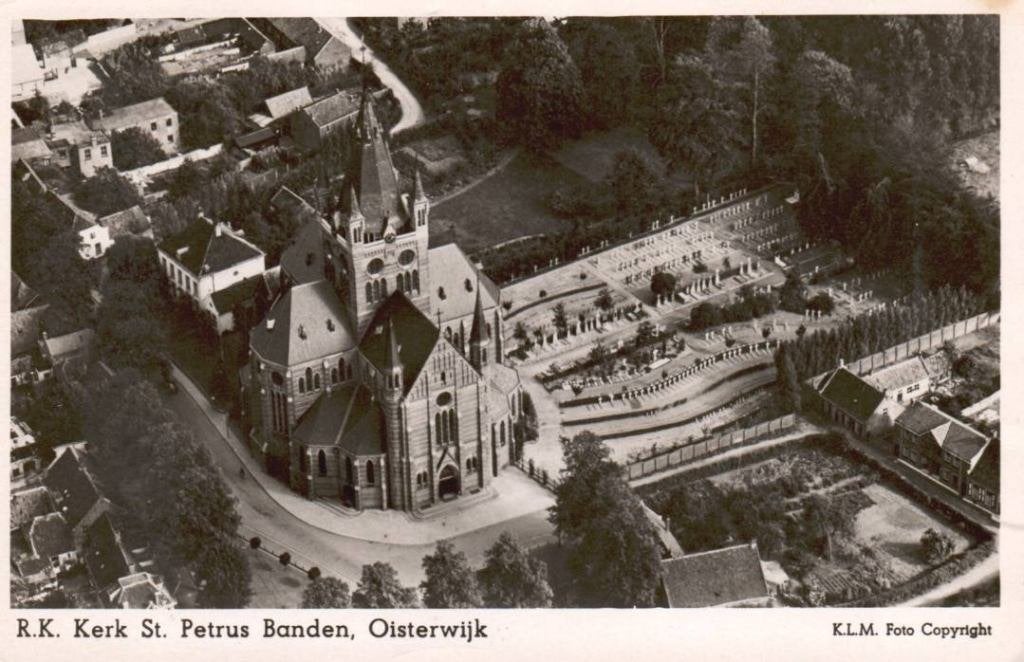 Oisterwijk R.K. Kerk Petrus Banden -KLM AiroFoto 1949., Ophalen, 1940 tot 1960, Gelopen, Noord-Brabant
