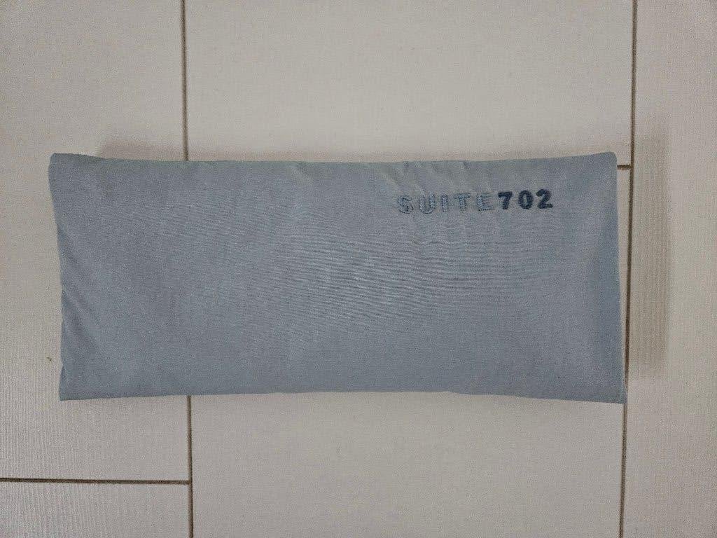 Lichtblauw kussen met 'SUITE 702' opdruk eyepillow, Katoen, Ophalen of Verzenden, Zo goed als nieuw, Overige merken