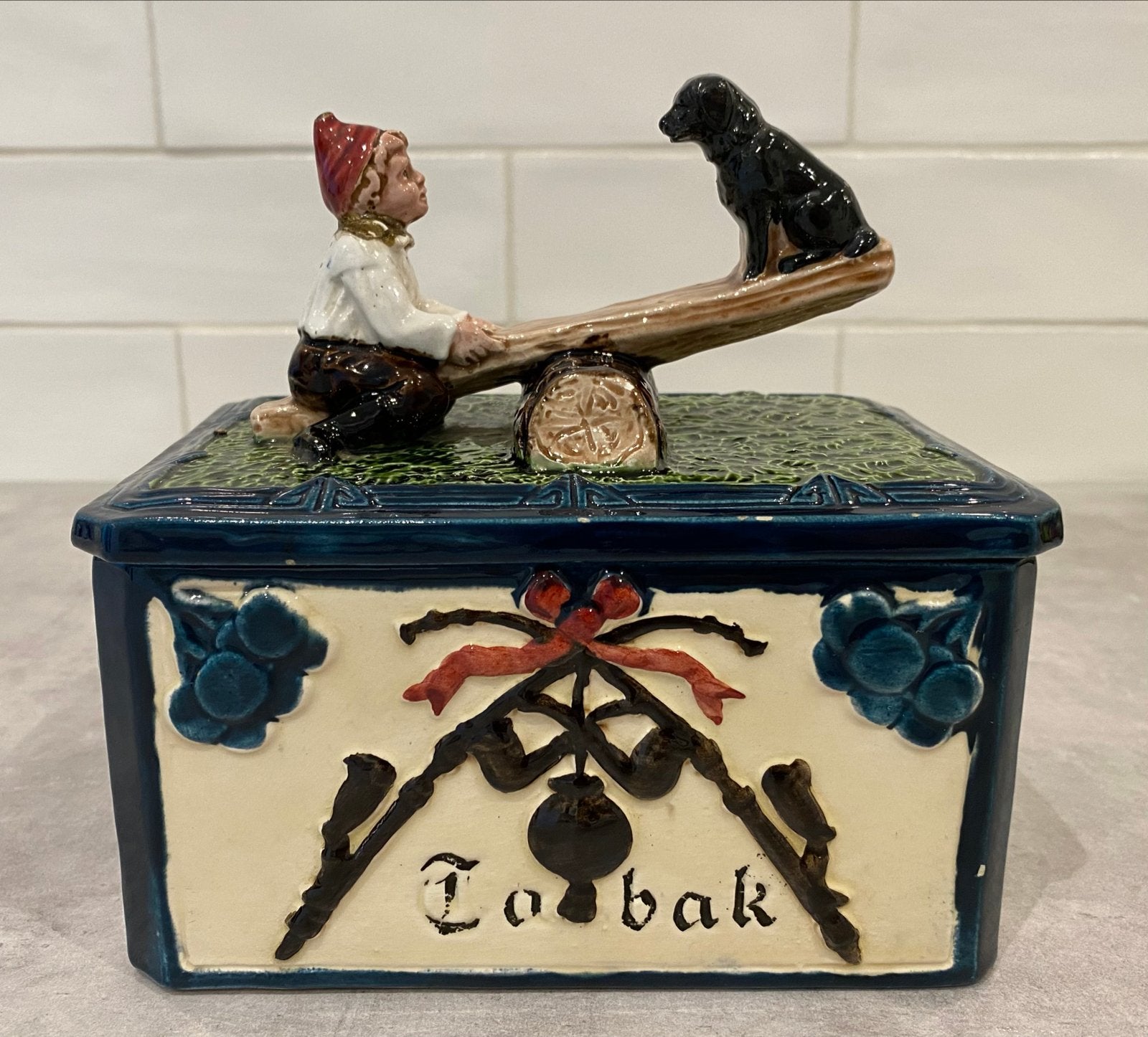 Antieke majolica tabaksdoos met jongen en hond op wip, Antiek en Kunst, Antiek | Keramiek en Aardewerk, Ophalen of Verzenden