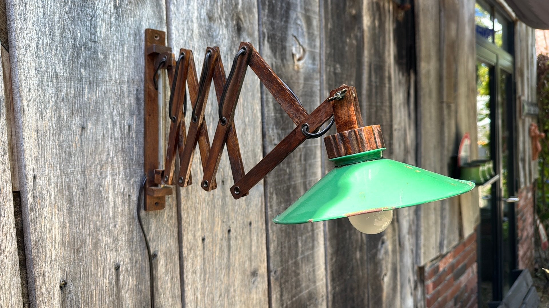 Vintage houten schaarlamp met groen/wit emaille blaker, Met schakelaar, Gebruikt, Meerkleurig, Overige merken