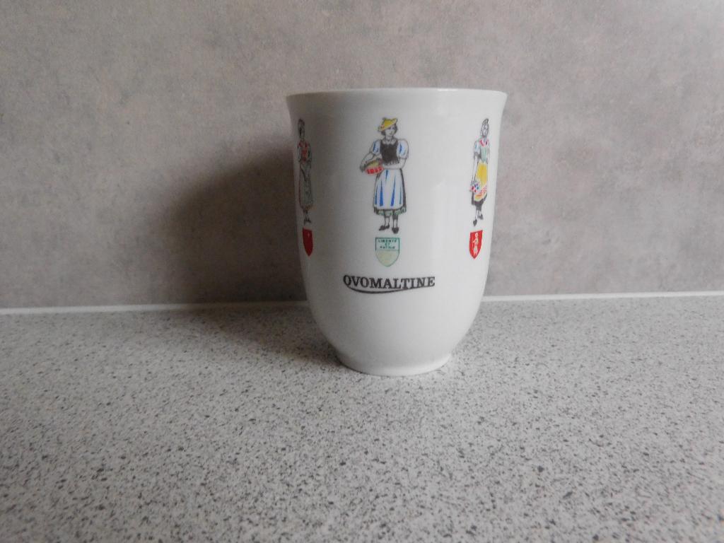 Mok 10x8 cm. Klederdracht Mosa, Huis en Inrichting, Keuken | Servies, Ophalen of Verzenden, Zo goed als nieuw, Overige stijlen