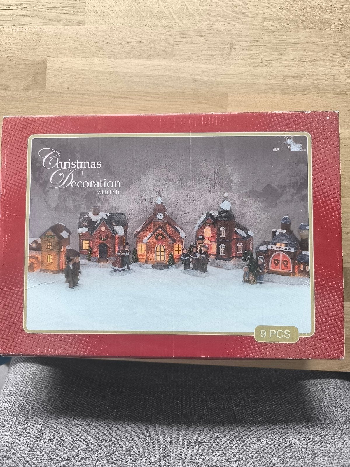 Kerstdorp met verlichting, 9-delig, 5 huizen en 4 figuren, Ophalen of Verzenden, Zo goed als nieuw
