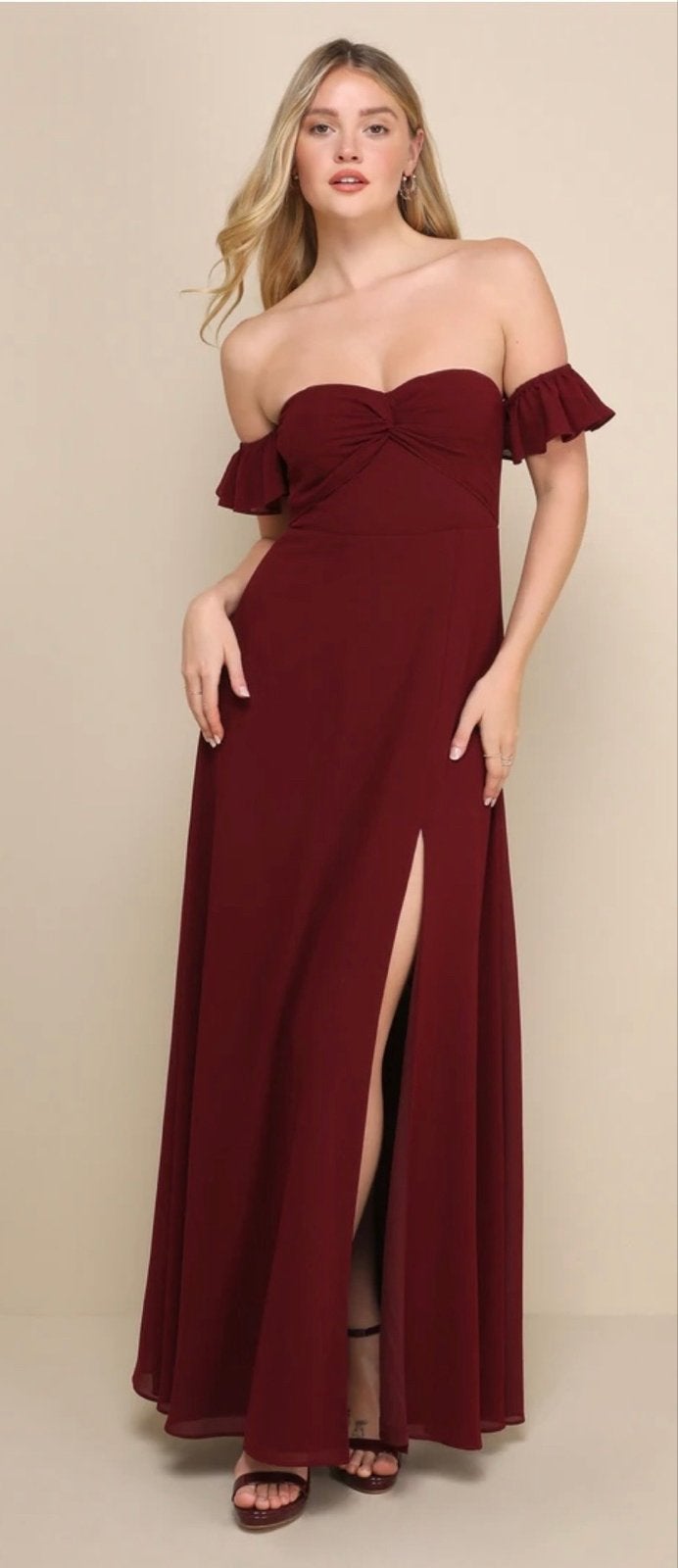 Bordeauxrode galajurk met off-shoulder en split, maat S, Kleding | Dames, Jurken, Ophalen of Verzenden, Zo goed als nieuw, Maat 36 (S)