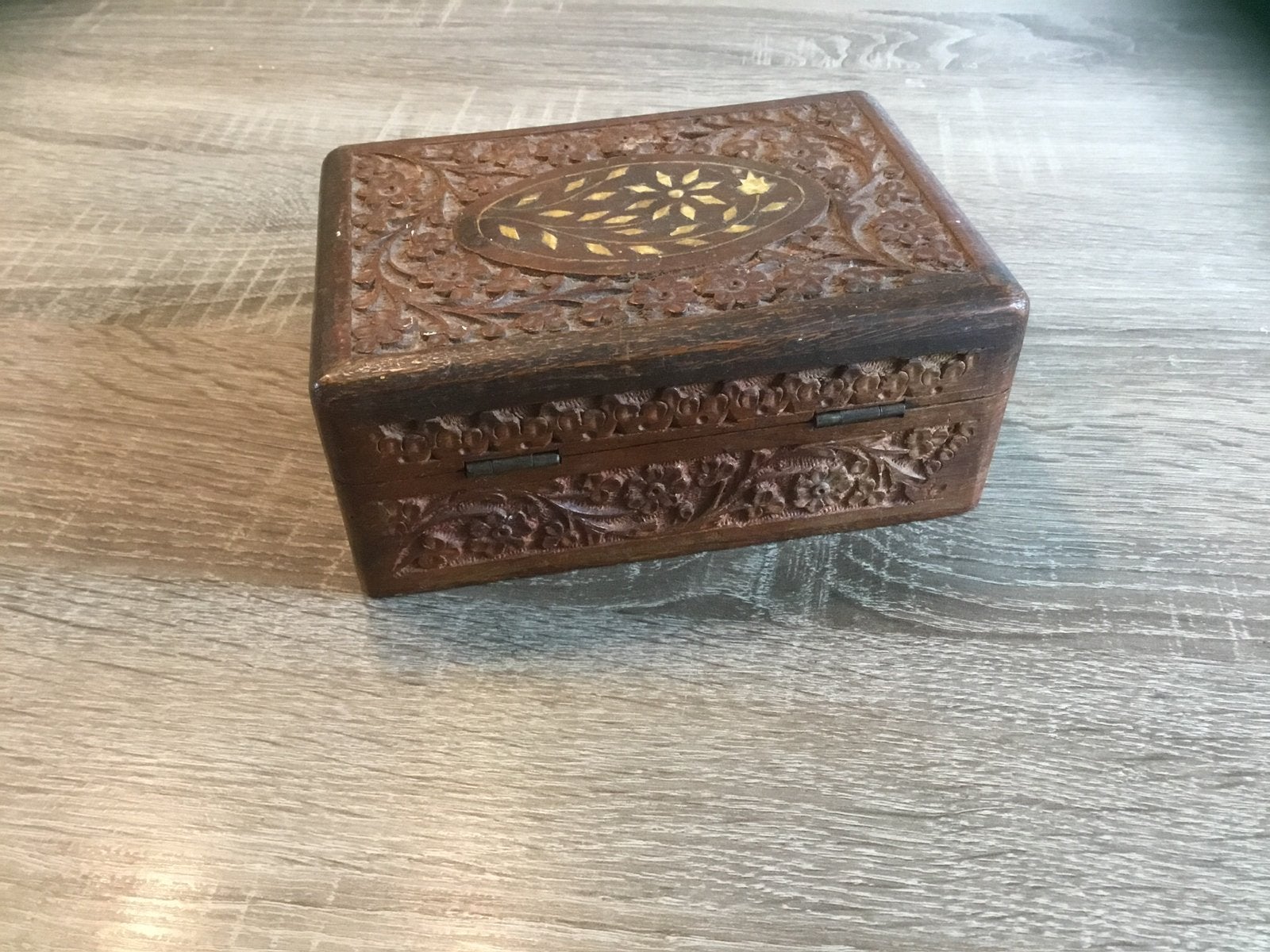 Kistje met houtsnijwerk, Ophalen