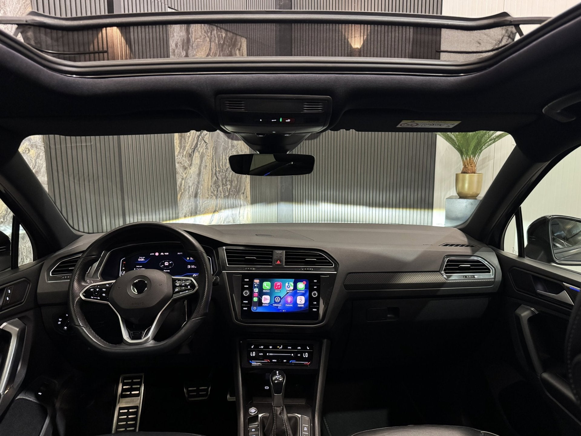 Volkswagen Tiguan 1.5 TSI DSG 3x R-line|PANO|SFEER|360cam|ME, 15 km/l, Zwart, 4 cilinders, 150 pk