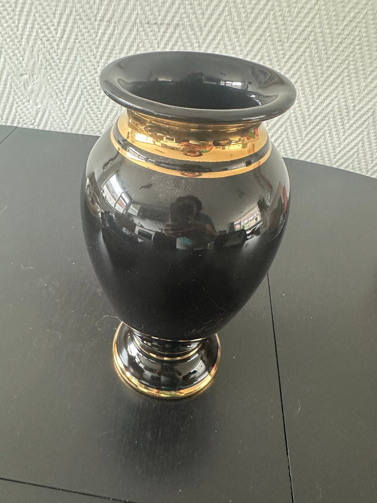 Zwarte vaas met gouden accenten, 25 cm hoog, Ophalen