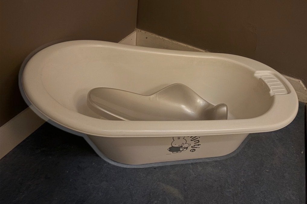 Babybadje met inzetbaar zitje en standaard, Kinderen en Baby's, Ophalen, Gebruikt, Badje, Standaard