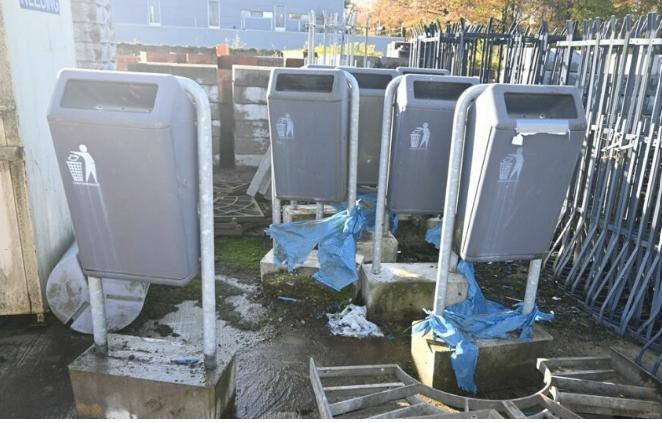 Capitole metalen buitenvuilnisbakken met betonnen voet, Ophalen, Gebruikt, 40 liter of meer, Metaal