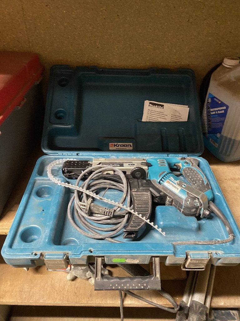 Makita Schroefautomaat 6842, Ophalen