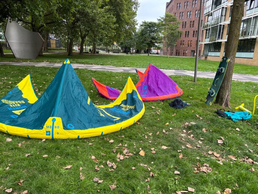 Complete kiteset North (9, 7), bar, board & trapeze, Watersport en Boten, Ophalen, Gebruikt, Twintip, 9 m²
