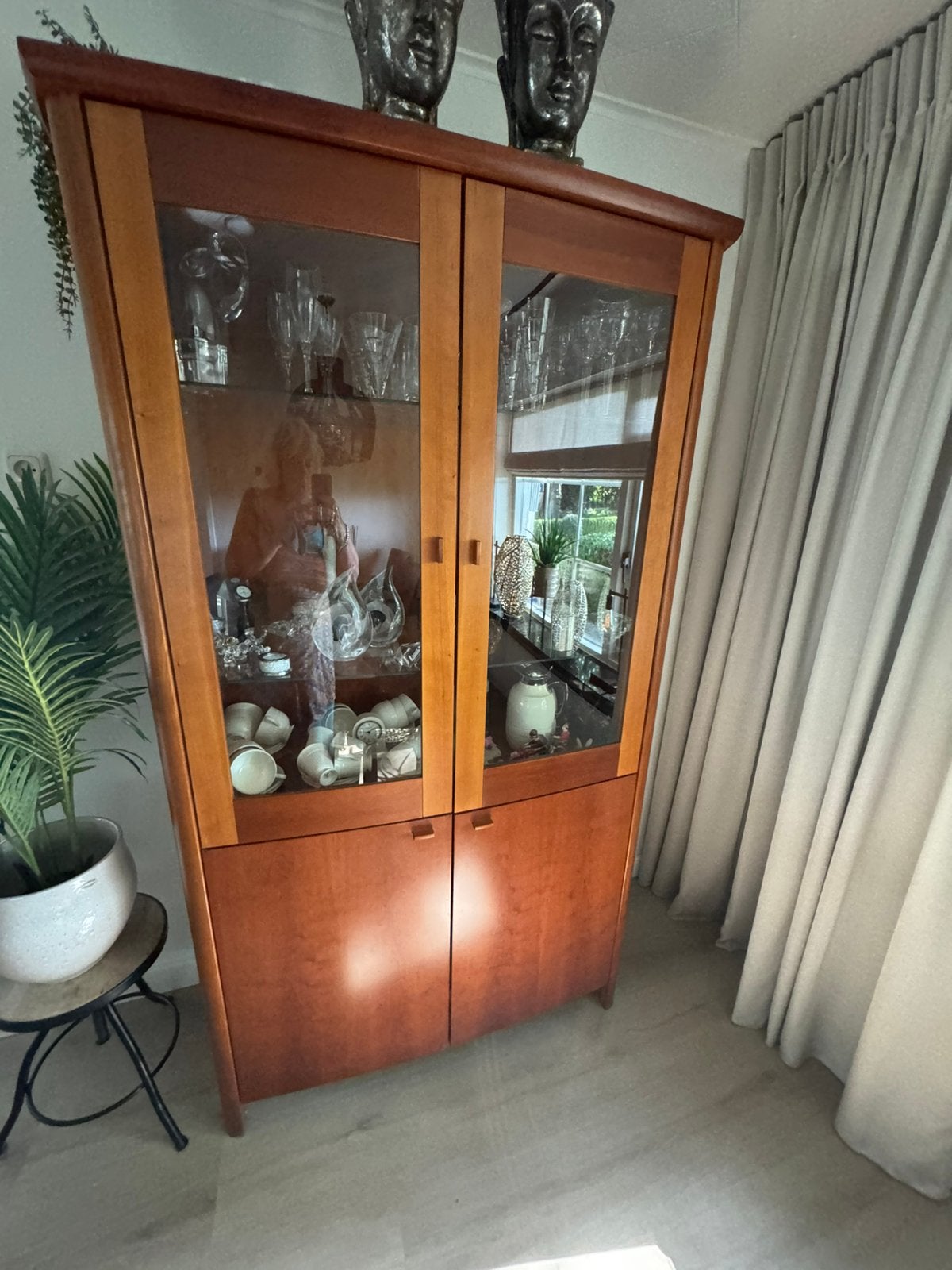 Vitrinekast. Gratis!!, Ophalen, Zo goed als nieuw, Kersenhout, 150 tot 200 cm