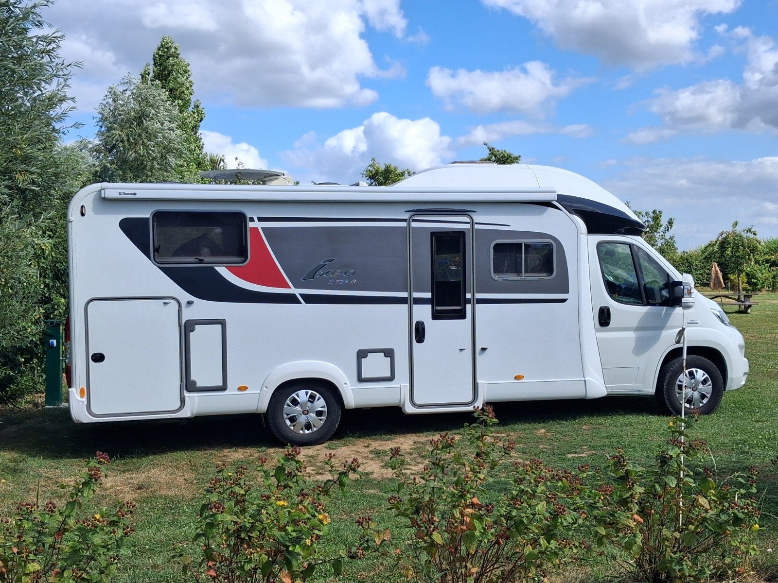 Burstner Ixeo it 728G, Caravans en Kamperen, Campers, Ringverwarming, Fiat, 7 tot 8 meter, Koelkast
