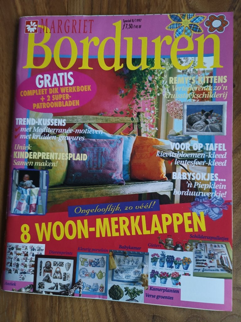 Margriet borduren augustus 1997 met 8 woon merklappen, Ophalen of Verzenden, Zo goed als nieuw, Borduren en Naaien, Margriet borduren