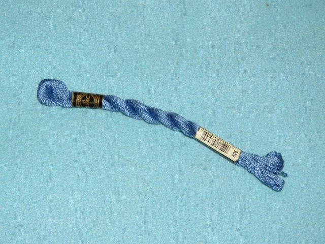 DMC coton perlé 5 kleur 826 blauw 25 meter NIEUW, Ophalen of Verzenden, Nieuw, Handborduren, Borduurgaren of Zijde