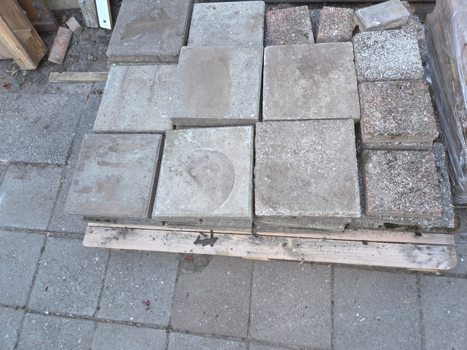 Gratis Gebruikte terrastegels/stoeptegels, Doe-het-zelf en Verbouw, Tegels, Ophalen, Overige materialen, Gebruikt, 5 tot 10 m²