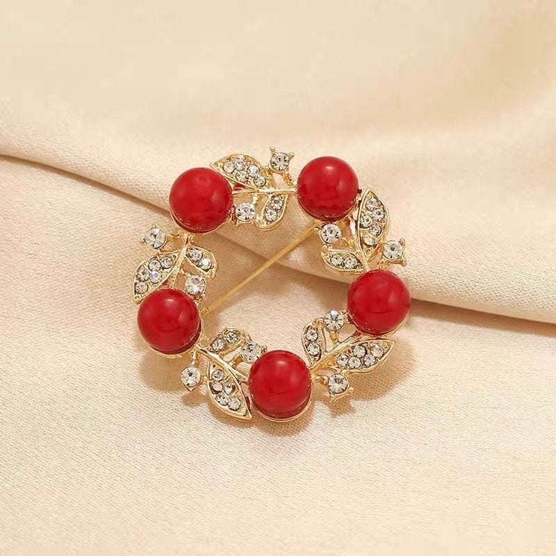 Elegante broche met rode kralen en strass, Overige materialen, 4 tot 7 cm, Nieuw, Ophalen of Verzenden