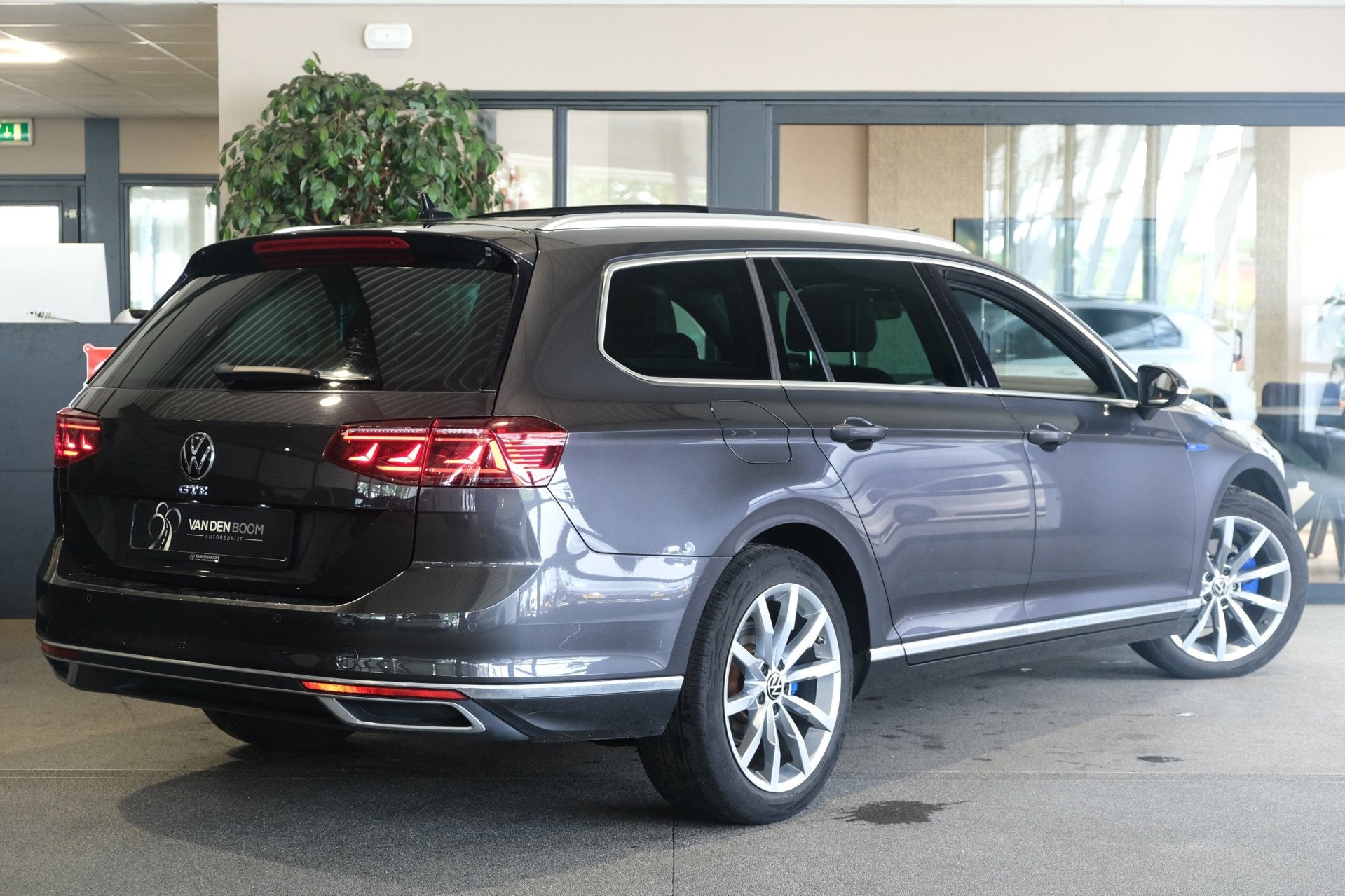Volkswagen Passat Variant 1.4 TSI PHEV GTE 218PK Pano Volled, Gebruikt, Zwart, Hybride Elektrisch/Benzine, 1600 kg