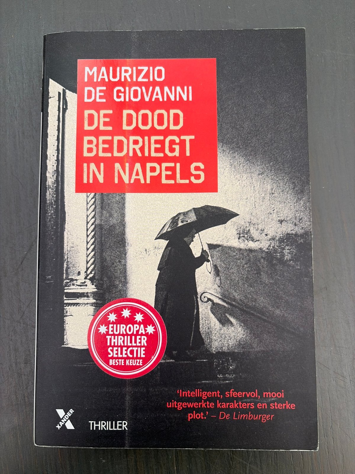Maurizio de Giovanni - De dood bedriegt in Napels, Ophalen of Verzenden, Zo goed als nieuw, Europa overig