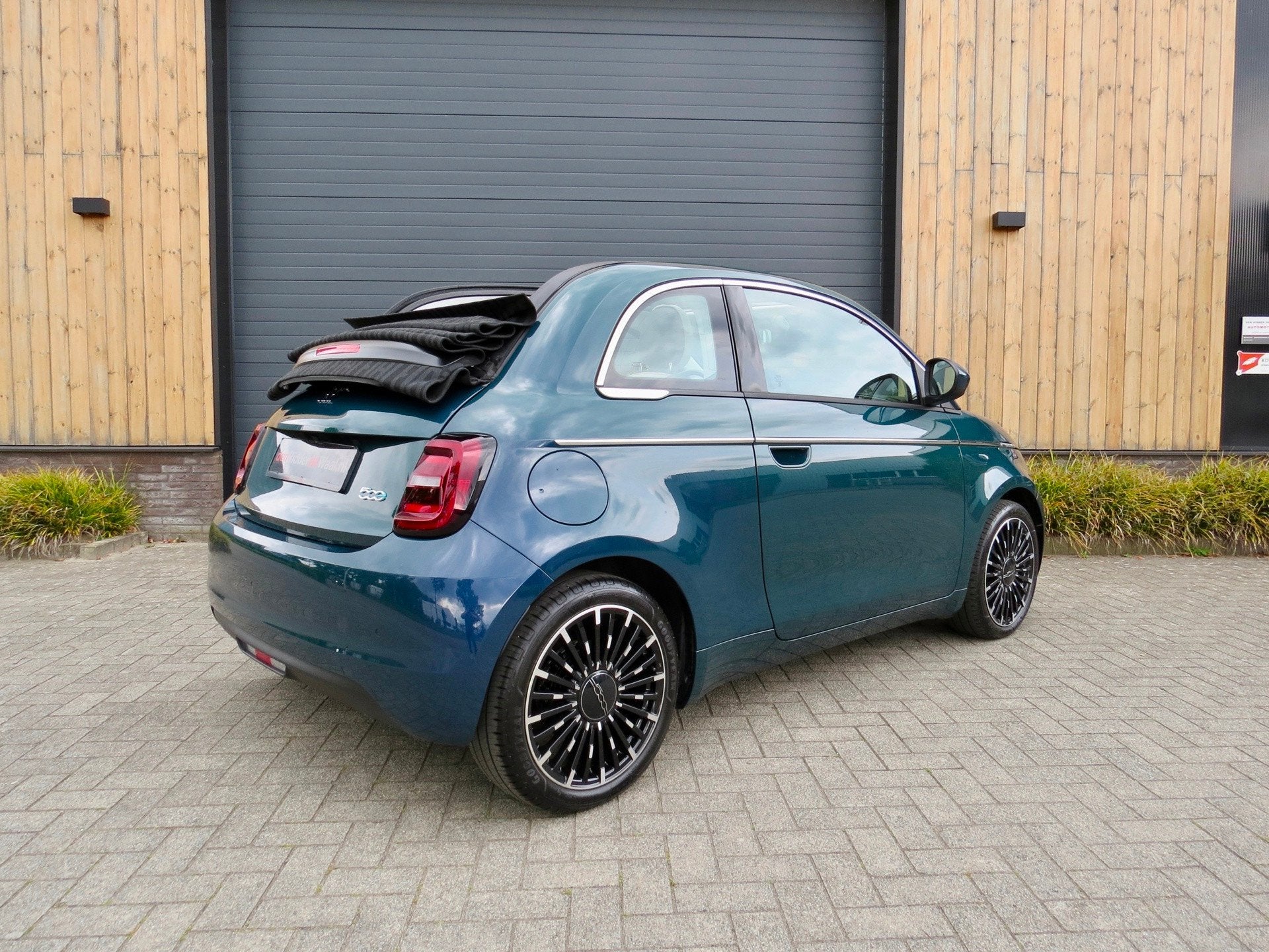 Fiat 500e La Prima 42 kWh cabrio *Carplay *Unieke kleur, Gebruikt, 118 pk, Cabriolet, 4 stoelen