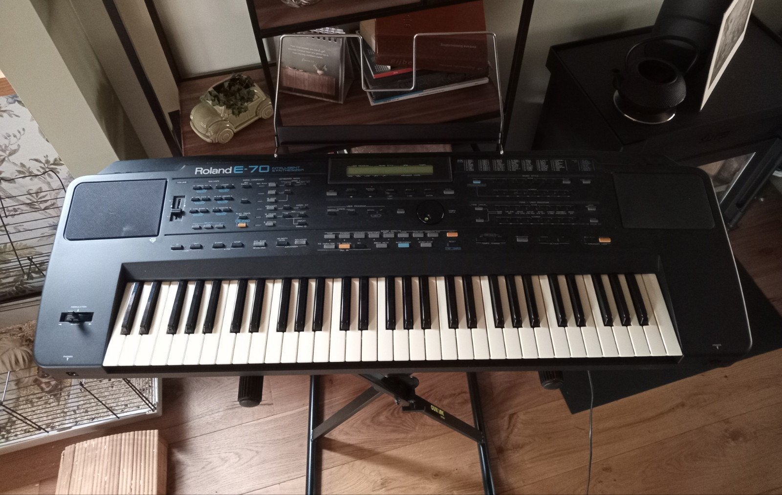 Roland E-70 Intelligent Synthesizer met standaard, Muziek en Instrumenten, Synthesizers, Ophalen, Roland, Met standaard, Roland