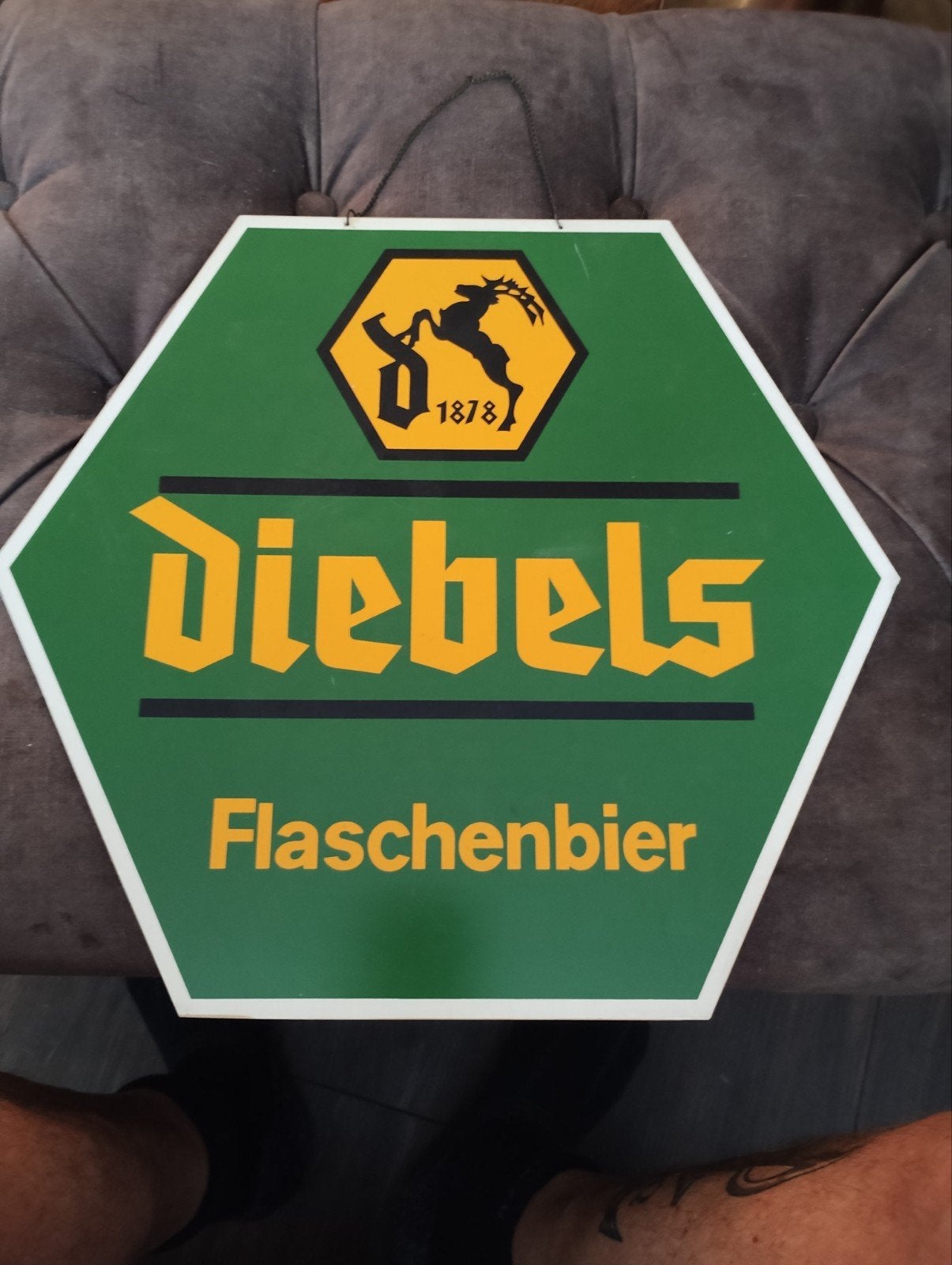 Diebels Flaschenbier Reclamebord - Vintage Bierbord, Verzamelen, Biermerken, Ophalen of Verzenden, Gebruikt, Reclamebord, Plaat of Schild