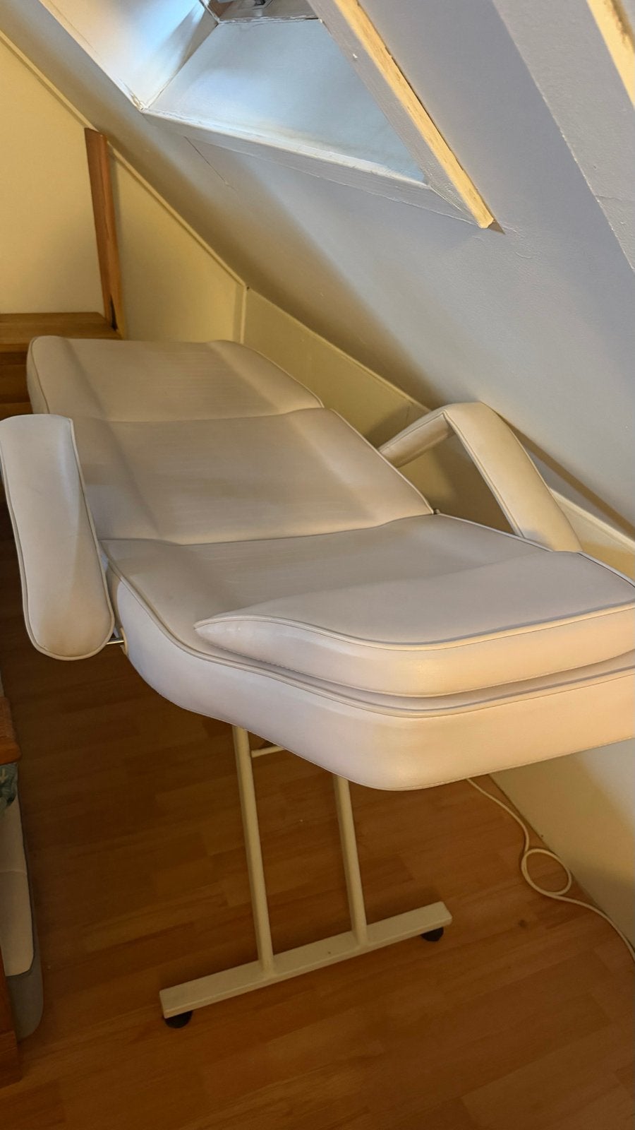 Behandelstoel / Massagetafel - Wit, Verstelbaar, Ophalen, Kunststof, Gebruikt, Wit
