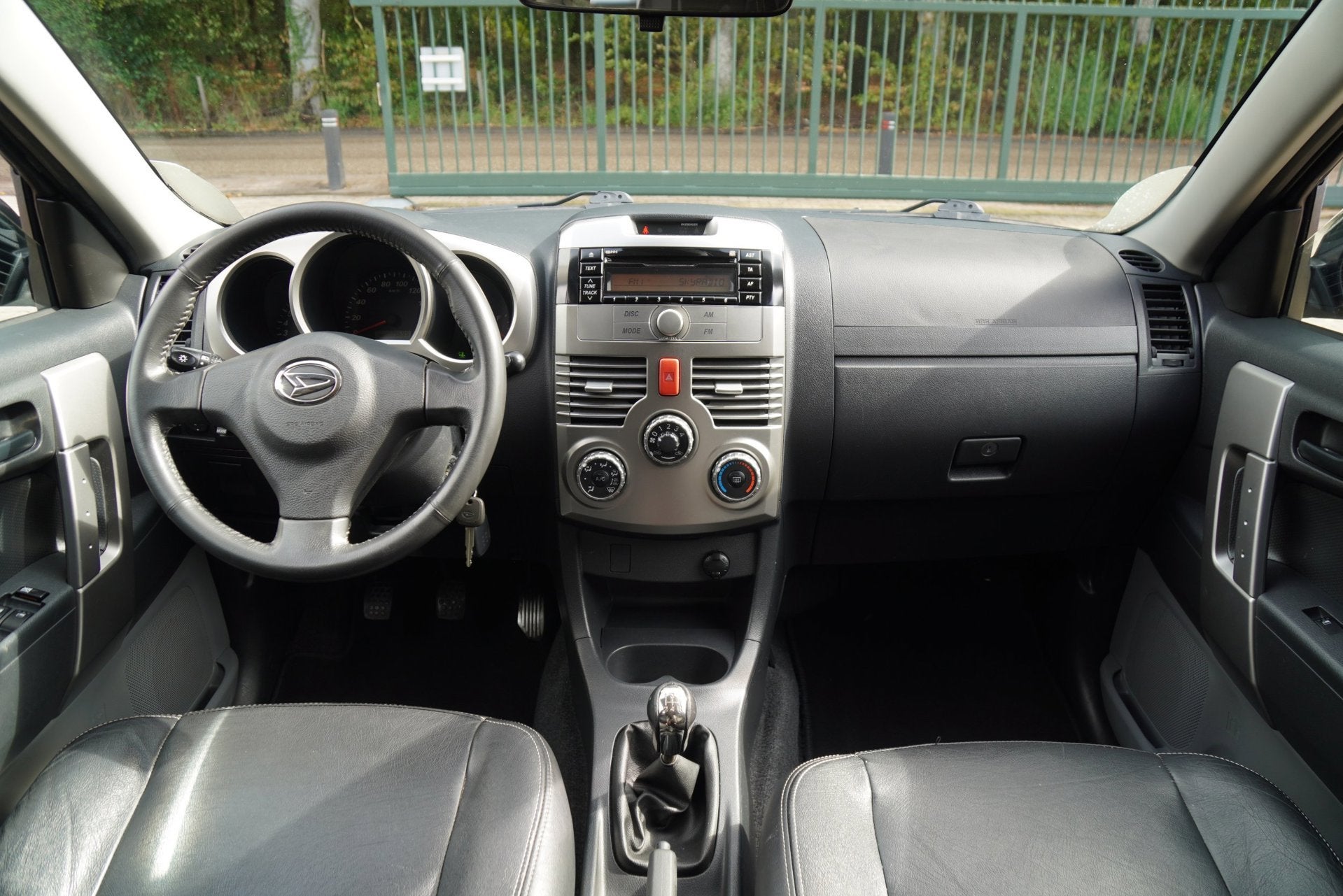 Daihatsu Terios 1.5-16v Exclusive LEDER 4WD ORIG NL NAP, Auto's, 1350 kg, Gebruikt, Zwart, 1165 kg