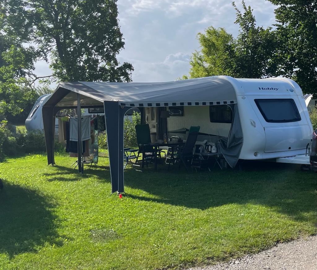 Hobby Excellent 490 KMF (stapelbed) incl. Isabella tent (3m), Caravans en Kamperen, Caravans, Treinzit, Particulier, 5 tot 6 meter