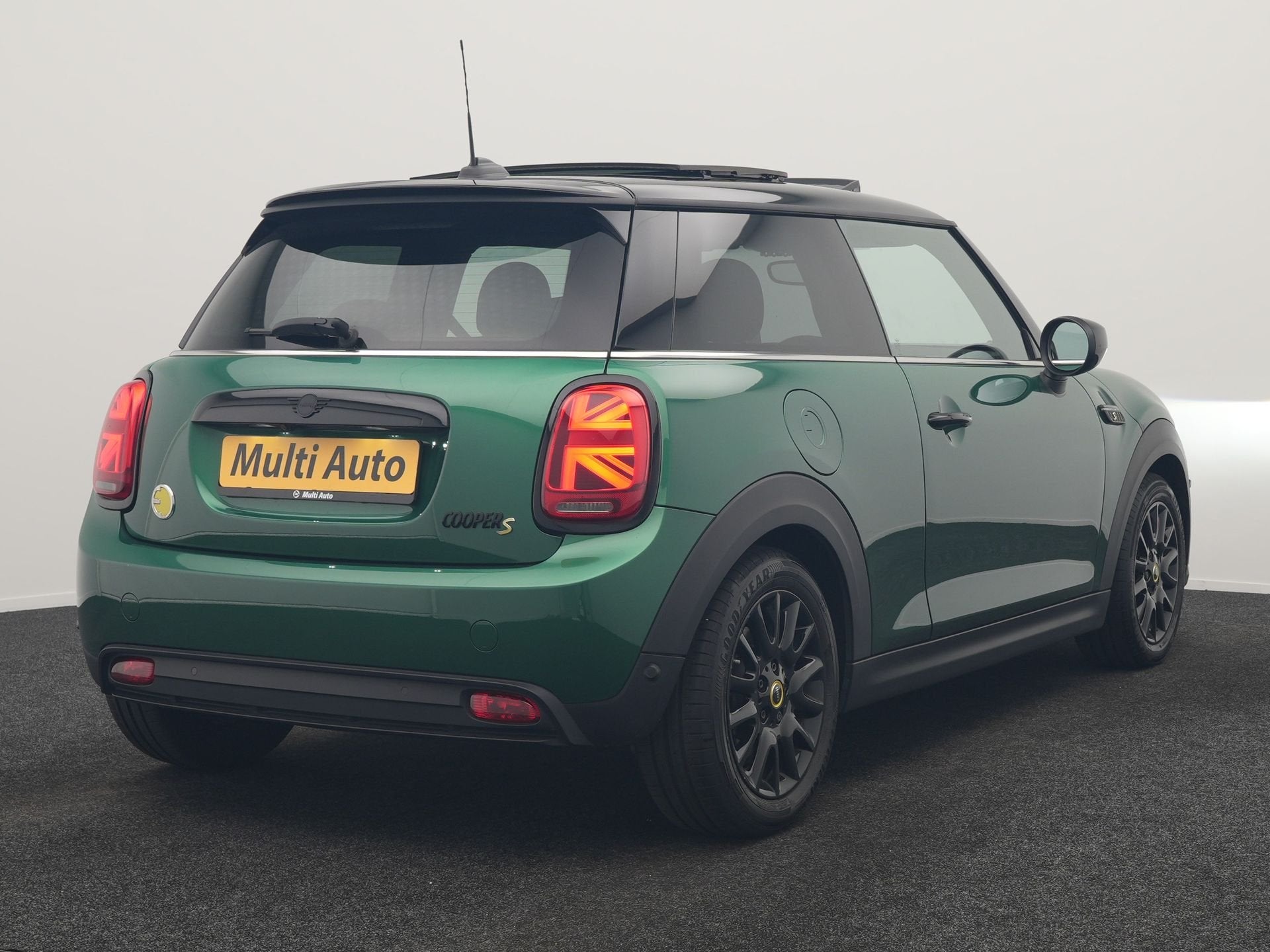 MINI Electric Cooper SE 33 kWh 184pk Dealer O.H | Panodak |, Dealer onderhouden, Stof, Gebruikt, 4 stoelen