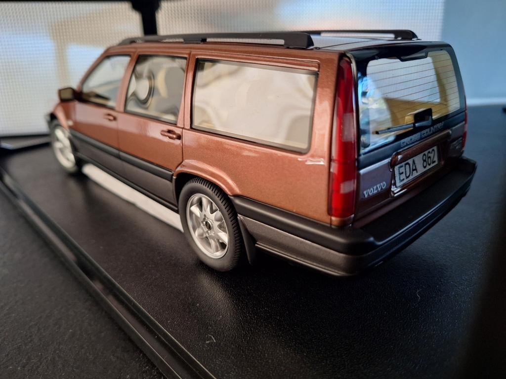 Volvo V70 XC Cross Country 1996-1999 Schaal 1:18, Hobby en Vrije tijd, Overige merken, Auto, Cult, Nieuw