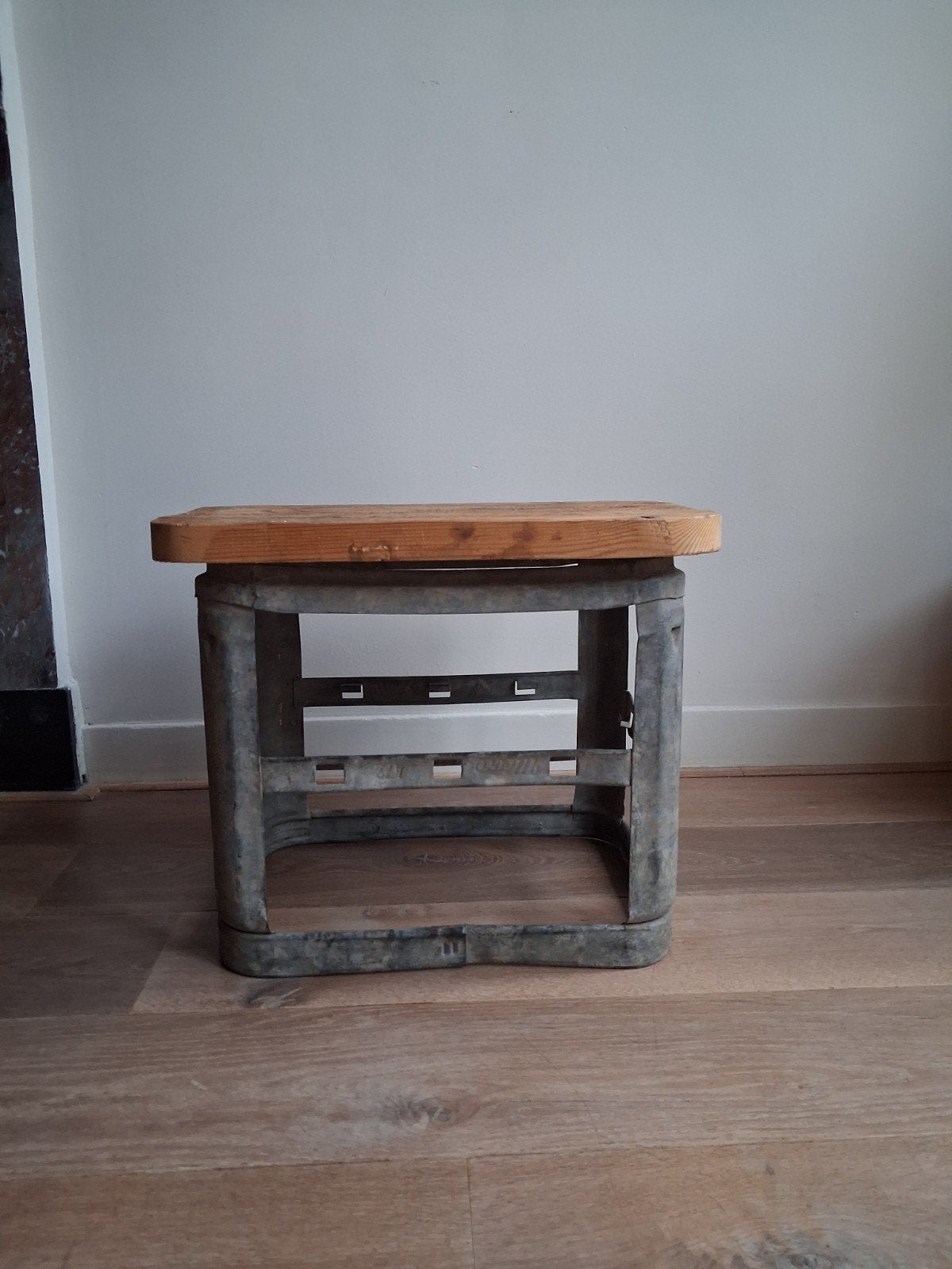 Robuuste kruk van hout en metaal - 44x34x37 cm, Ophalen
