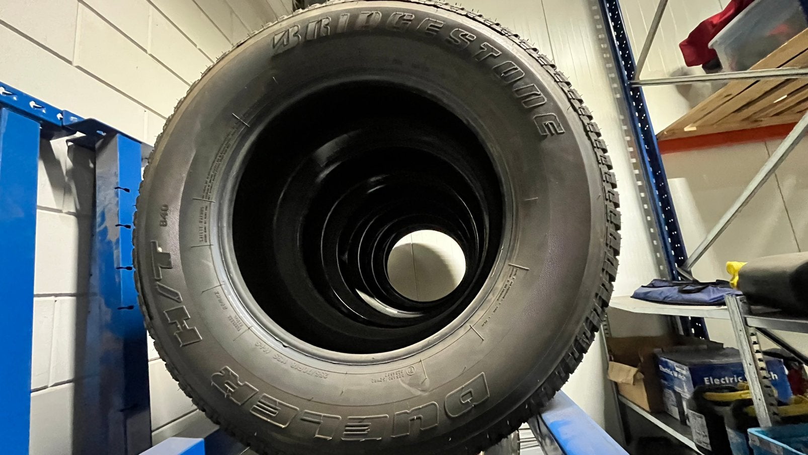 Band Bridgestone dueler H/T 255/70r18 113s, Ophalen, 18 inch, Bestelwagen, 255 mm