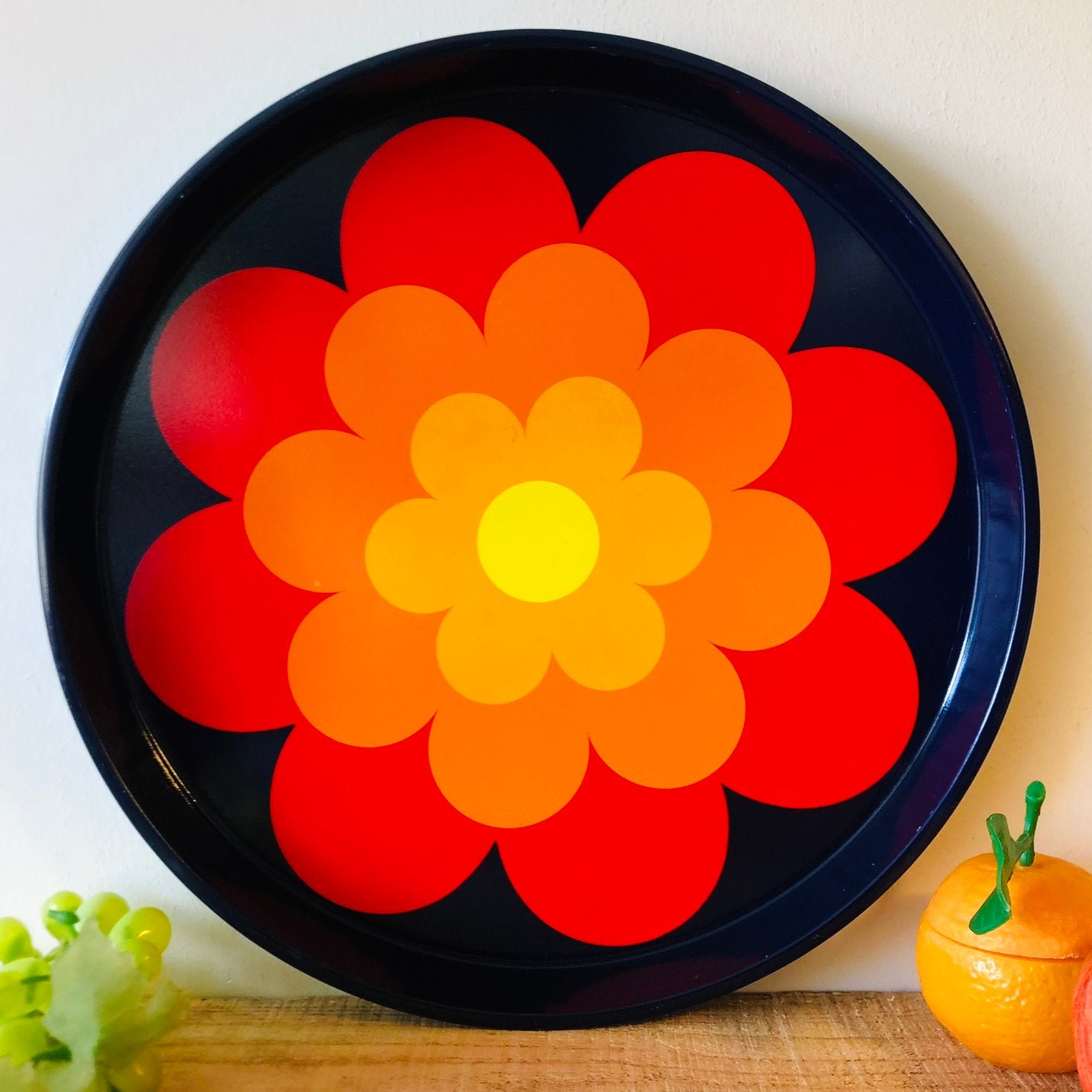 Retro Vintage Metalen Dienblad met Flower Power Bloem ‘70s, Huis en Inrichting, Ophalen of Verzenden, Nieuw, Rond, Metaal