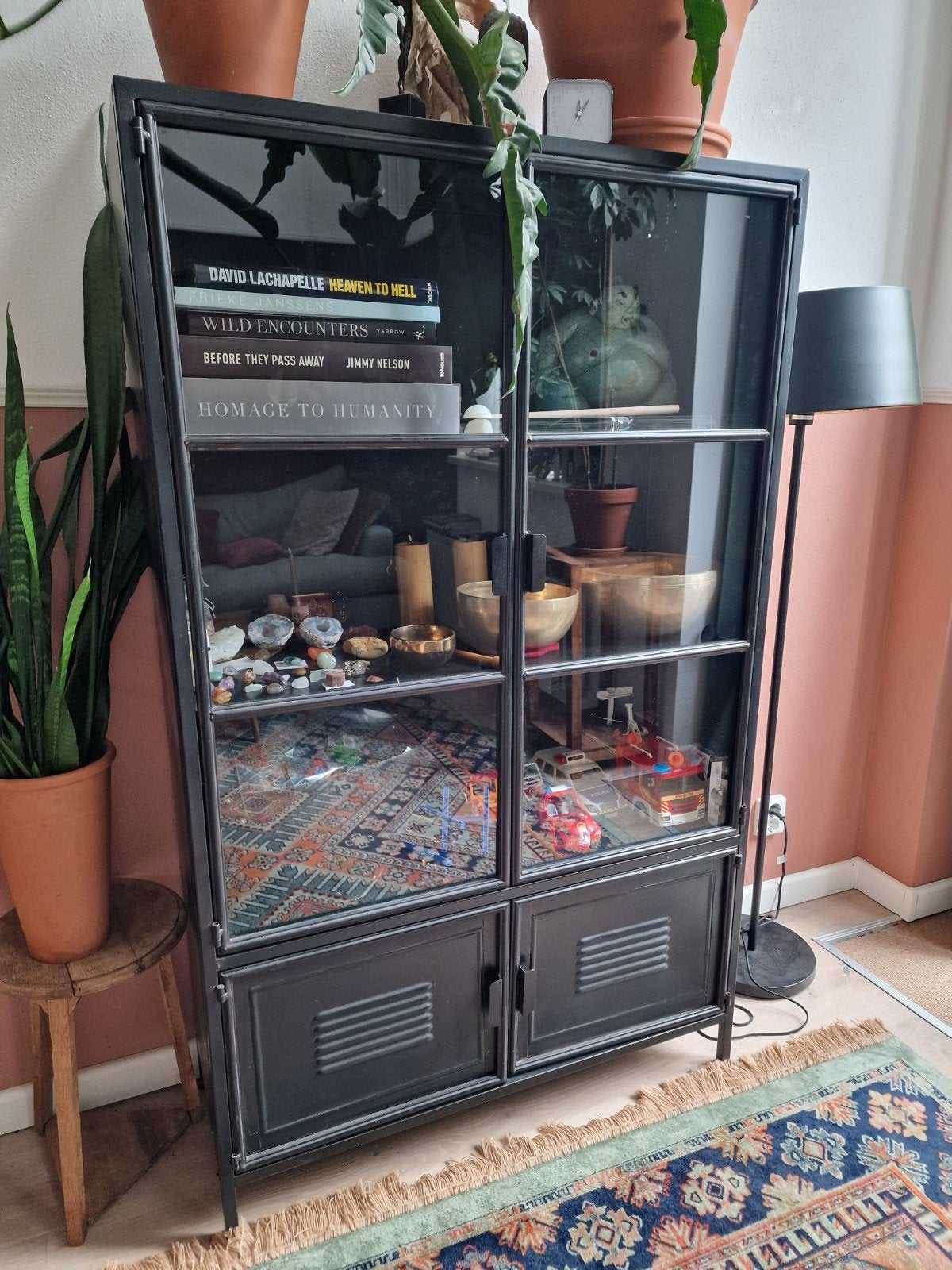 WOOOD metalen vitrinekast Ronja zwart 167x99x40,5 cm, Huis en Inrichting, Ophalen, 50 tot 100 cm, Glas, 25 tot 50 cm